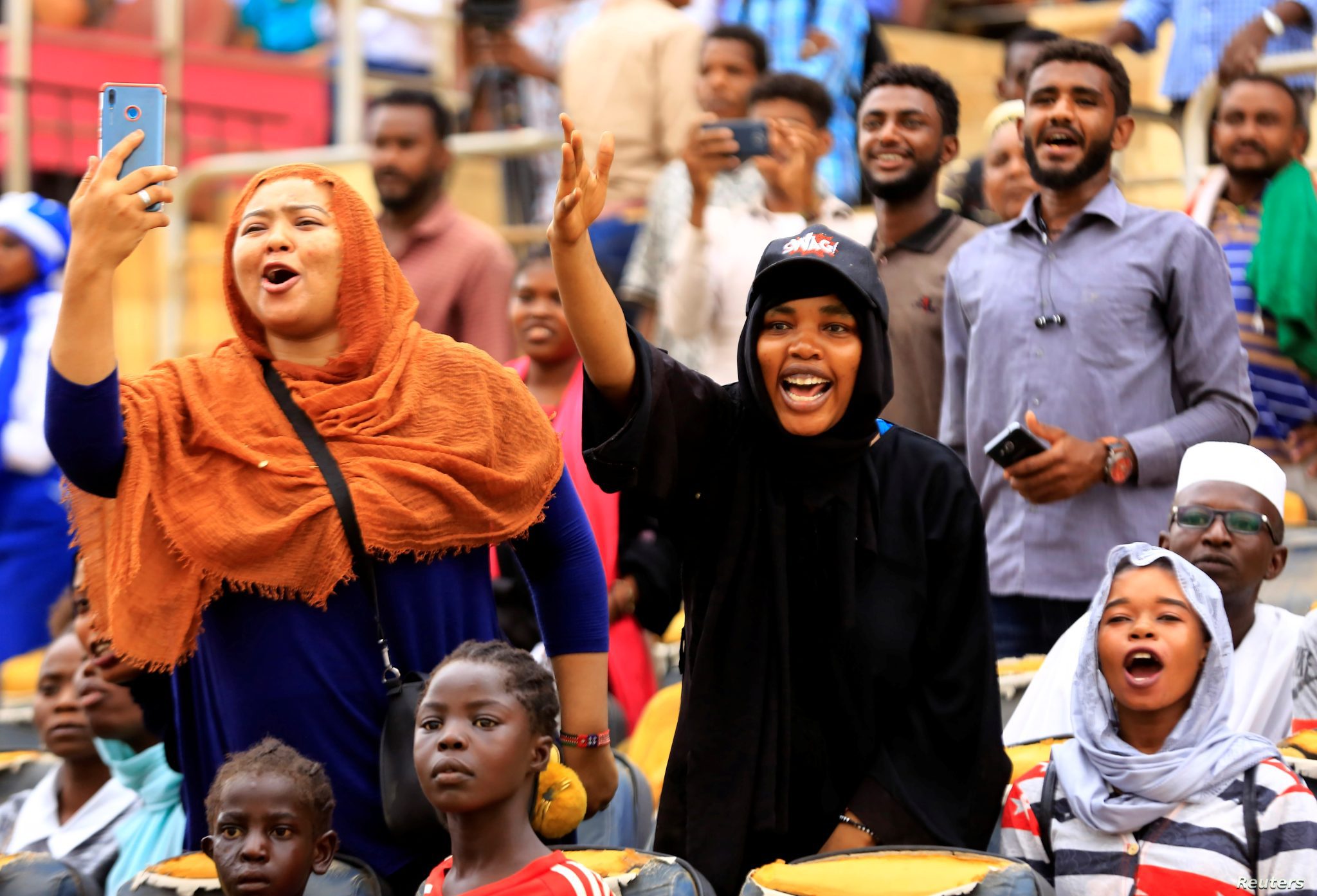 تشجيع بحماس في دوري كرة القدم للسيدات بالسودان