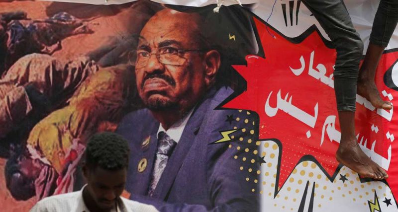 الثوار يطالبون بتسليم البشير للجنائية