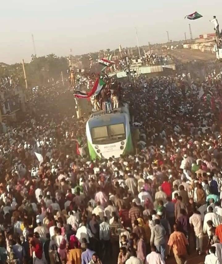 قطار الثورة يزور عطبرة لرد الجميل