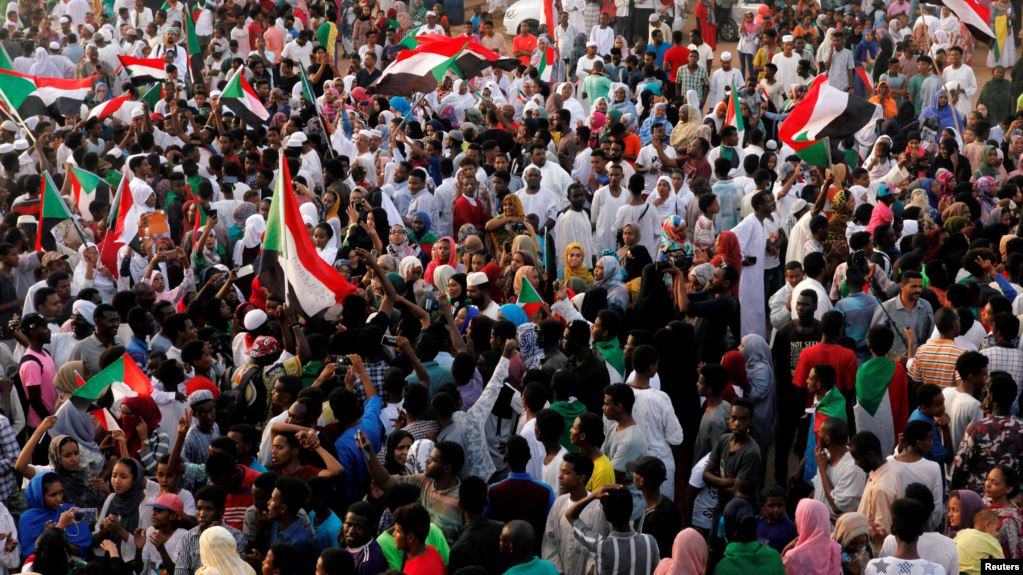 سودانيون في الخرطوم خلال احتفالات بتوصل المعارضة والمجلس العسكري إلى اتفاق للمرحلة الانتقالية- أرشيف