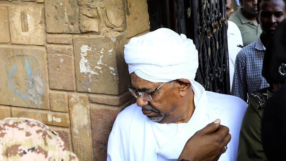 عمر البشير من السجن إلى المحكمة