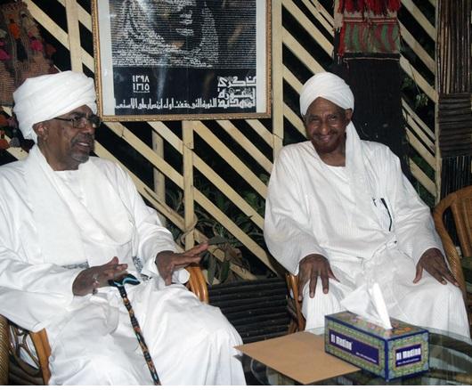 الصادق المهدي وعمر البشير