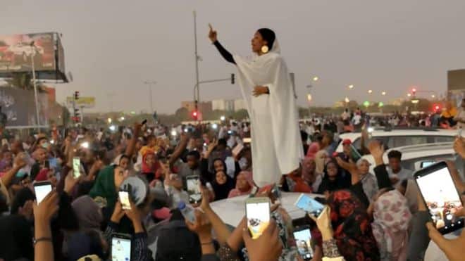 COURTESY LANA H HAROUN الطالبة السودانية آلاء صلاح البالغة من العمر 22 عاما لقبت بالملكة النوبية