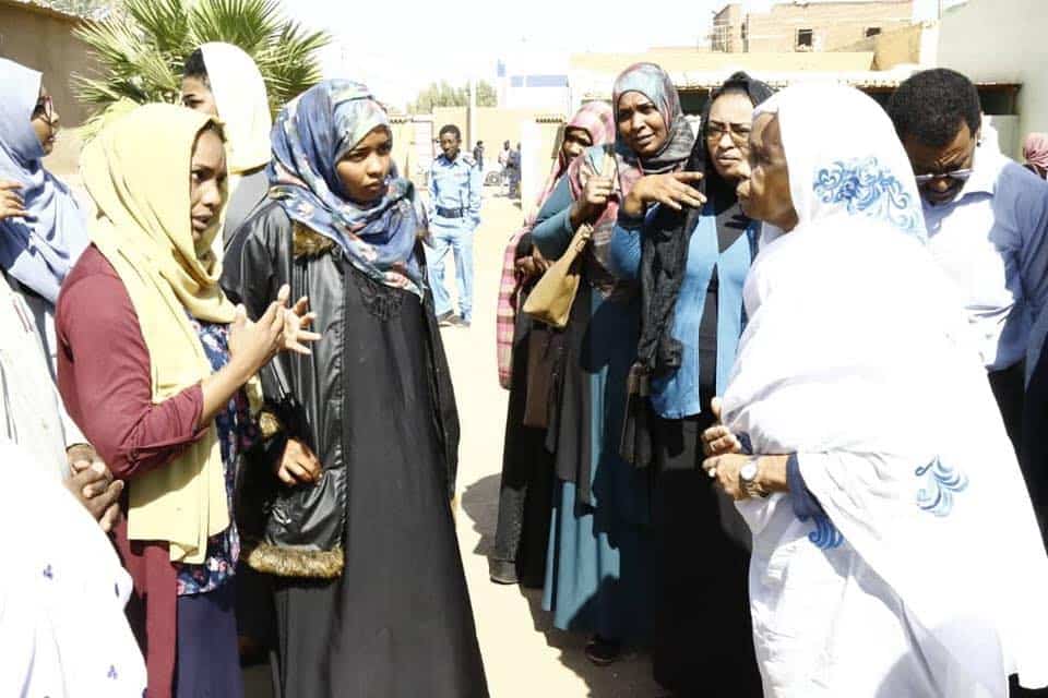 عضو مجلس السيادة السيدة عائشة موسى وعدد من الطالبات