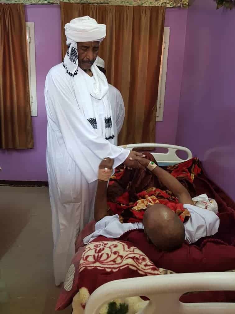 البرهان يتفقد جرحي الجنينة