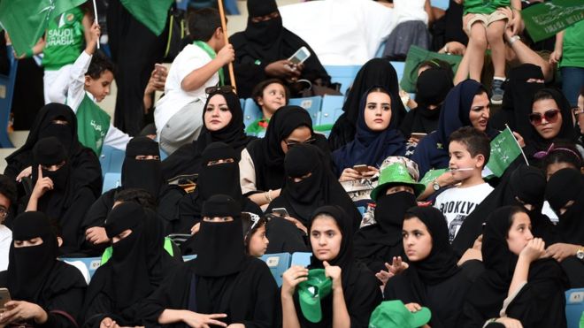 نساء يشاهدن كرة القدم في السعودية - AFP