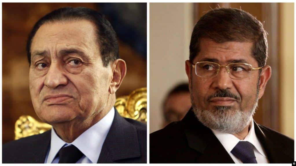 على اليمين الرئيس المصري الأسبق محمد مرسي، وعلى اليسار سلفه الرئيس محمد حسني مبارك