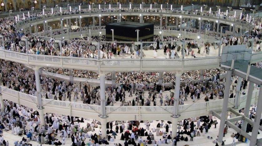 حجاج يطوفون حول الكعبة في المسجد الحرام بمكة (أرشيفية - رويترز)