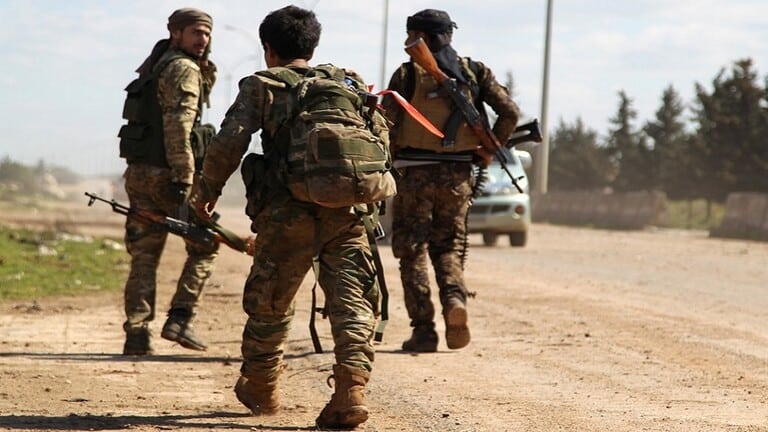 عناصر من الجماعات المسلحة في سراقب السورية AFP