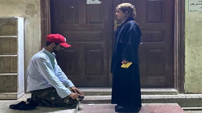 صورة متداولة لسجود شاب أمام فتاة في السعودية