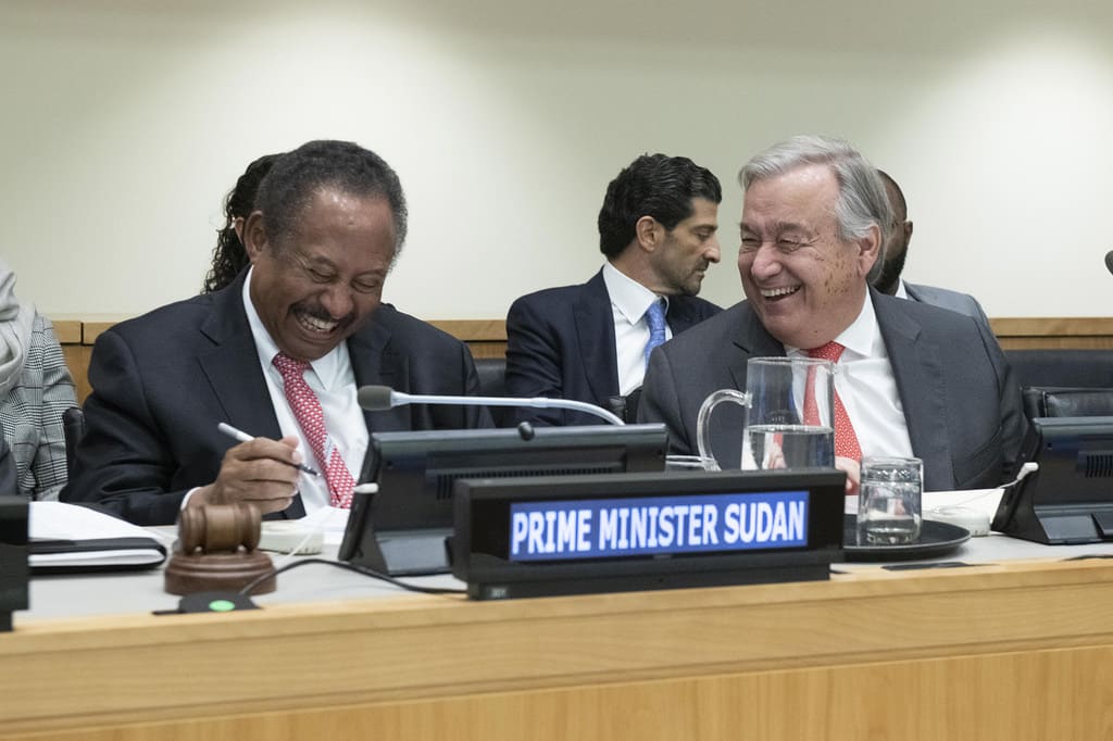 الأمين العام أنطونيو غوتيريس إلى جانب رئيس وزراء السودان الدكتور عبد الله حمدوك في الاجتماع الرفيع المستوى بشأن السودان