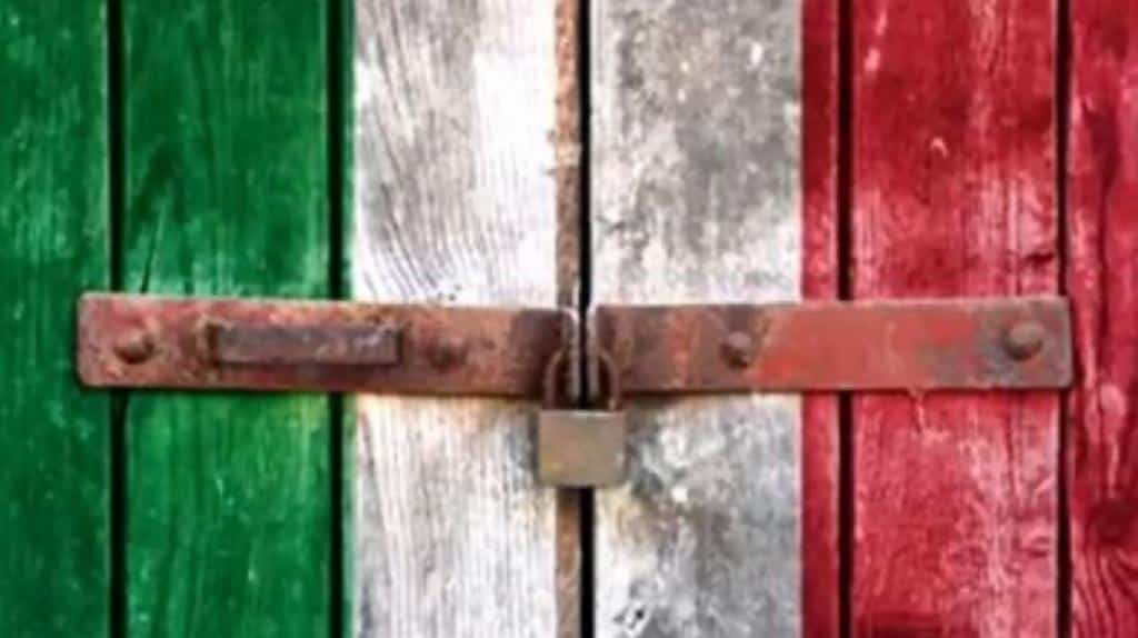العلم الإيطالي مرسوم على نافذة مغلقة