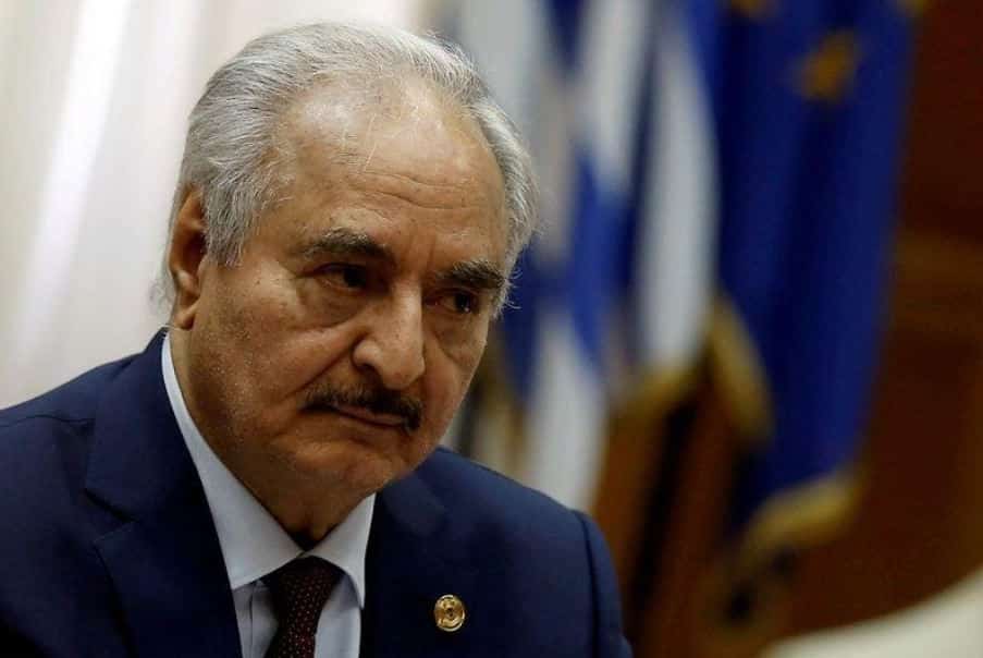 خليفة حفتر قائد قوات شرق ليبيا (الجيش الوطني الليبي) خلال اجتماع له في العاصمة اليونانية أثينا يوم 17 يناير كانون الثاني 2020. تصوير: كوستاس بالتا-رويترز
