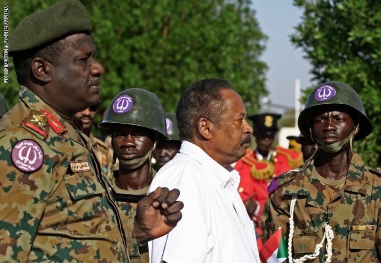 حمدوك وعدد من العساكر