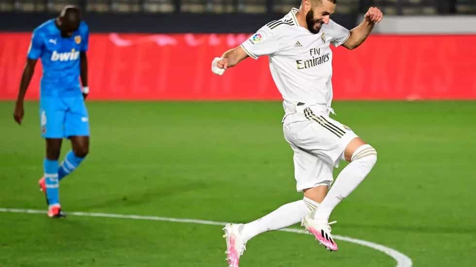 الفرنسي كريم بنزيمة يحتفل بتسجيل هدف لفريقه ريال مدريد في مرمى فالنسيا ضمن الدوري الإسباني لكرة القدم، في 18 حزيران/يونيو 2020. خافيير سوريانو ا ف ب