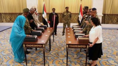 تقاسم المدنيون والعسكريون مجلس السيادة في السودان في أعقاب الإطاحة بالبشير EPA