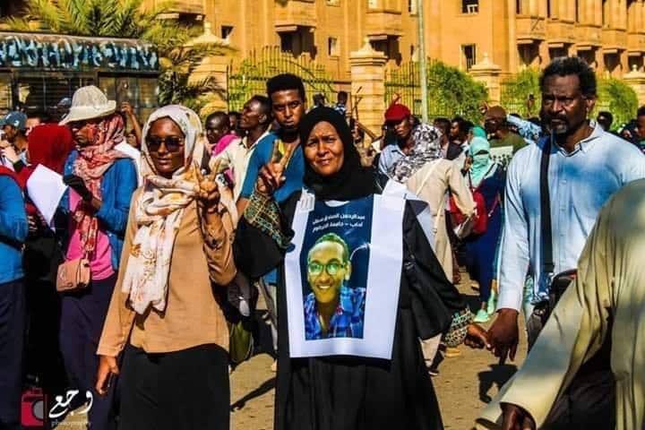 الثورة السودانية وقودها الشباب والامهات والآباء أظهروا جسارة وصمود بعد فقد الأبناء الثوار