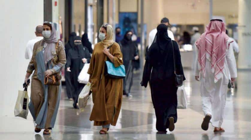 الخليجيون يسبقون دولاً أخرى في عودة حياتهم مع تفوق في المواجهة (أ.ف.ب)