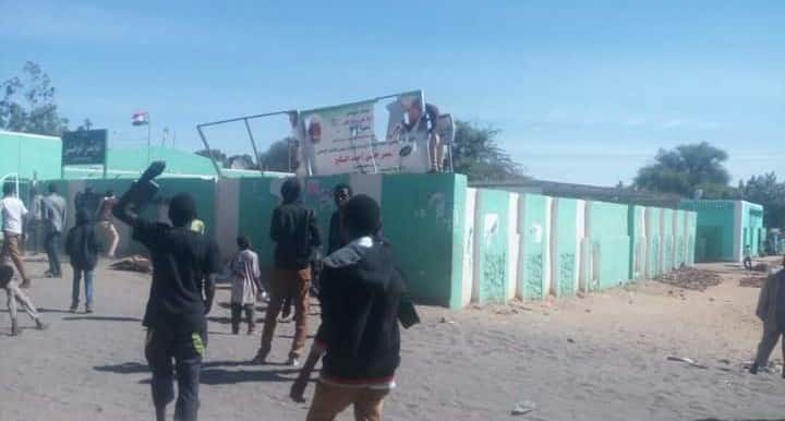 لجان المقاومة بالجنينة تستلم مقر المؤتمر الوطني المحلول