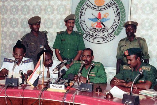 البشير ومجموعة من العسكريين والمدنيين نفذوا انقلاب 89