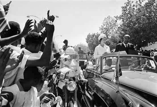 ملكة انجلترا اليزابيث تتجول في الخرطوم برفقة د. التجاني الماحي رئيس مجلس السيادة 1964م