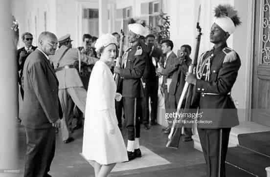 ملكة انجلترا اليزابيث تتجول في الخرطوم برفقة د. التجاني الماحي رئيس مجلس السيادة 1964م