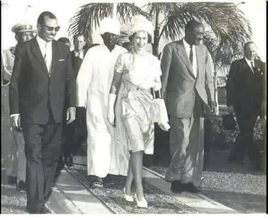 ملكة انجلترا اليزابيث تتجول في الخرطوم برفقة د. التجاني الماحي رئيس مجلس السيادة 1964م