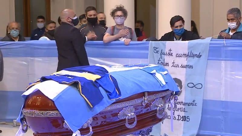 جماهير غفيرة اصطفت في مراسم وداع مارادونا CASA ROSADA