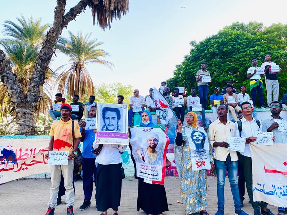 وقفة صامتة أمام القيادة العامة تخليداً لذكرى شهداء مجزرة فض الاعتصام