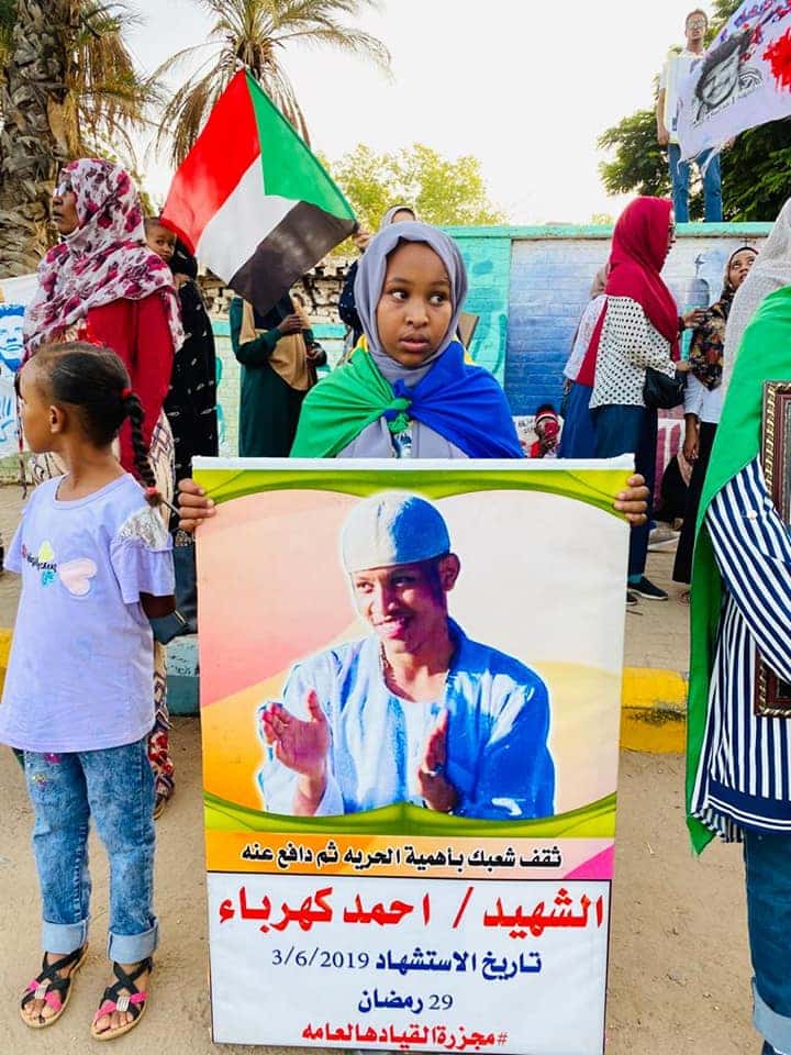 وقفة صامتة أمام القيادة العامة تخليداً لذكرى شهداء مجزرة فض الاعتصام