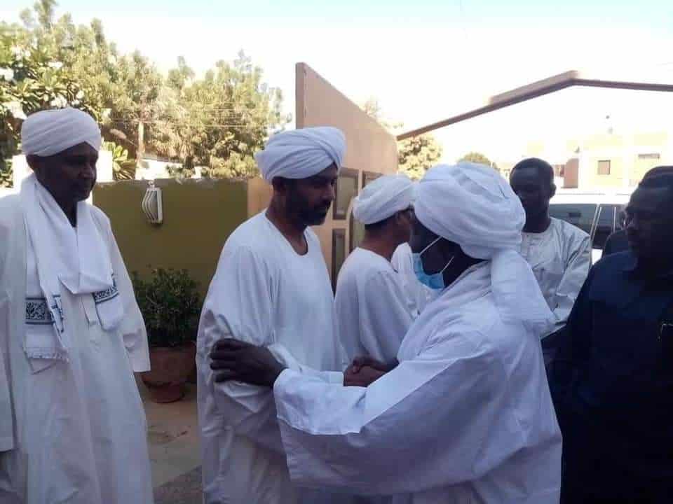 د. جبريل ابراهيم رئيس حركة العدل والمساواة في زيارة لمنزل حسن عبد الله الترابي صباح اليوم