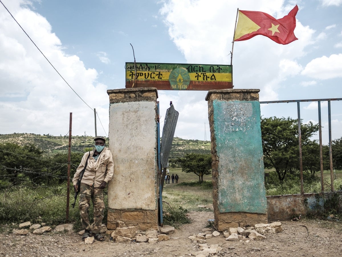 مسلح من "الأمن المجتمعي" يقف أمام مدرسة بها مركز اقتراع خلال الانتخابات الإقليمية في تيغراي AFP - AFP