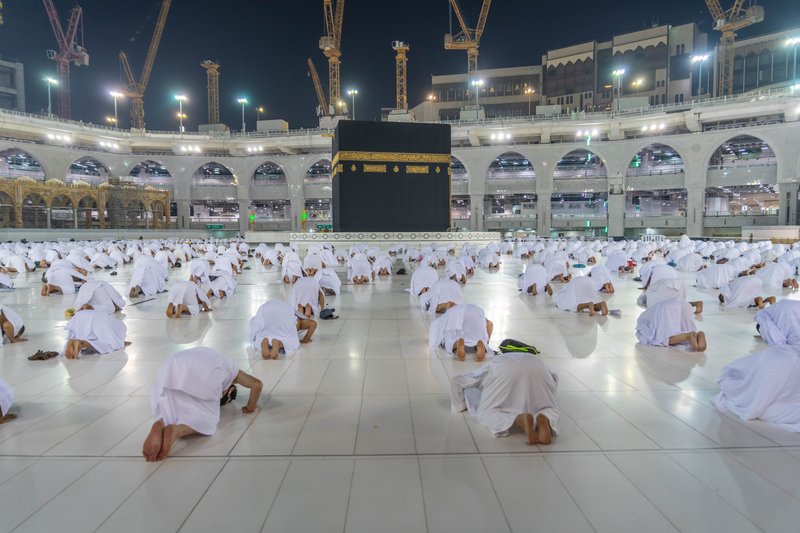 المصلون يؤدون صلاة الفجر بالحرم وسط أجواء روحانية تُزامن "المرحلة الثالثة"