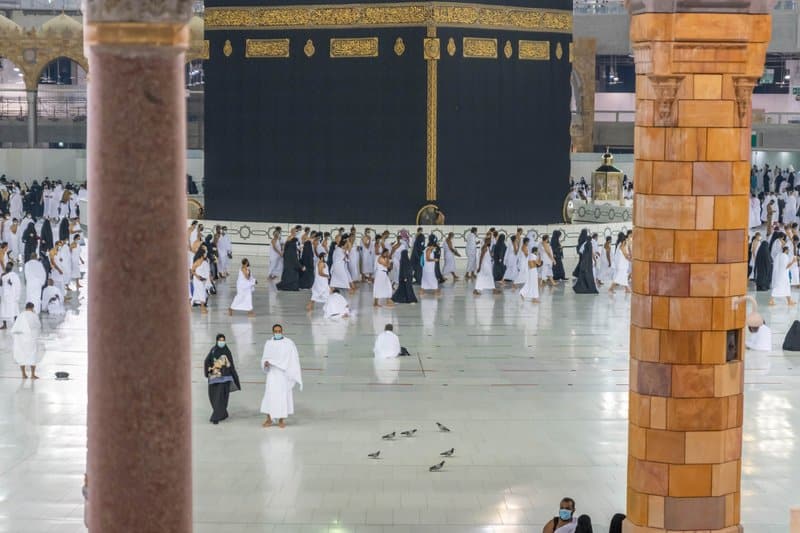 المصلون يؤدون صلاة الفجر بالحرم وسط أجواء روحانية تُزامن "المرحلة الثالثة"