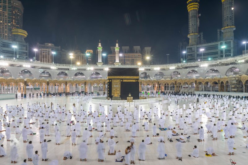 المصلون يؤدون صلاة الفجر بالحرم وسط أجواء روحانية تُزامن "المرحلة الثالثة"