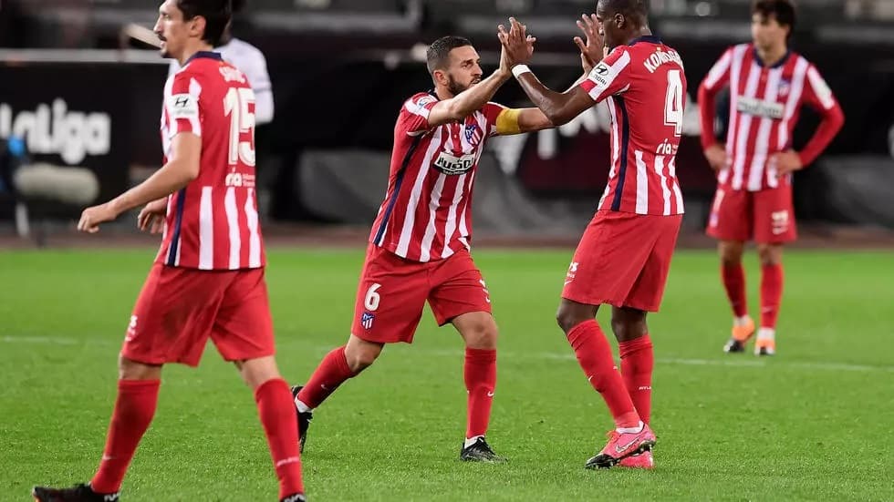 لاعبو اتلتيكو مدريد يحتفلون بالفوز على فالنسيا 1-صفر في الدوري الغسباني لكرة القدم في 28 تشرين الثاني/نوفمبر خوسيه جوردان ا ف ب