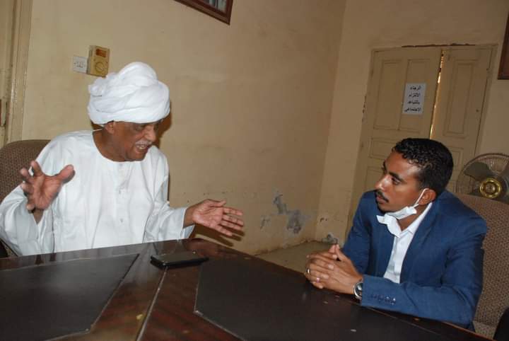 الأستاذ محمود الخطيب، سكرتير الحزب الشيوعي، مع الصحفي علاء الدين موسى