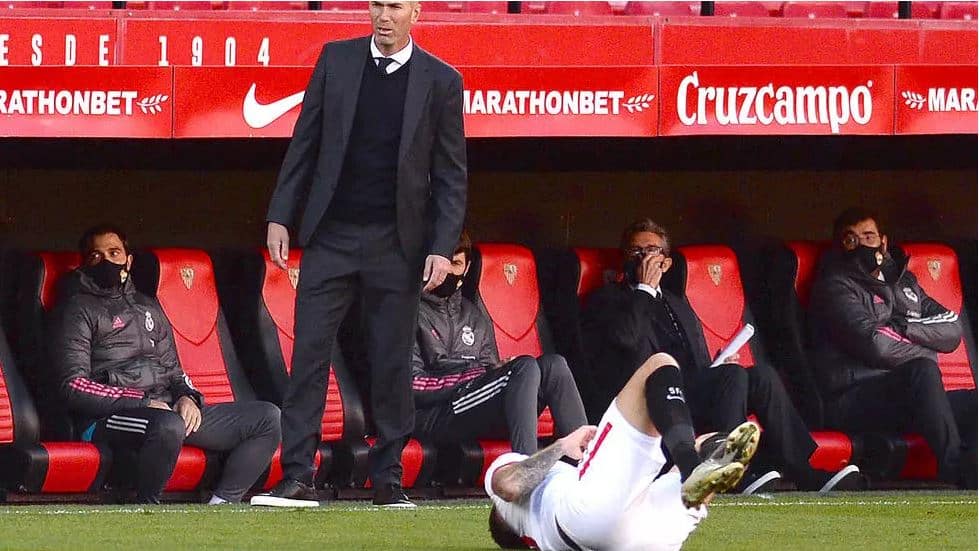 المدرب الفرنسي زين الدين زيدان خلال مباراة فريقه ريال مدريد مع مضيفه اشبيلية في الدوري الاسباني لكرة القدم، اشبيلية في 5 كانون الاول/ديسمبر 2020 كريستينا كيكلر ا ف ب