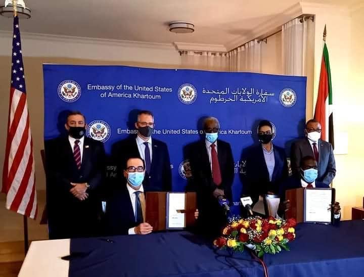 وزير العدل د. نصر الدين عبد الباري يوقع على إعلان "اتفاق إبراهام" فيما وقع عن الجانب الأمريكي وزير الخزانة الأمريكية السيد ستيفن منوشين