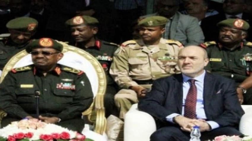 اوكتاي على يسار عمر البشير
