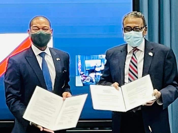 سفير السودان بواشنطن د. نورالدين ساتي، والسيد دانيل ويتلي، المدير المكلف لإدارة الخدمات الزراعية الأجنبية بوزارة الزراعة الأمريكية