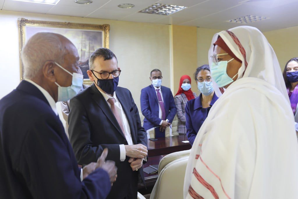 الممثل الخاص للأمين العام فولكر بيرتَس، رئيس بعثة الأمم المتحدة المتكاملة لدعم المرحلة الانتقالية في السودان يتحاور مع وزيرة الخارجية السودانية مريم صادق المهدي حول أهداف السياسة الخارجية للسودان والتعاون مع UNITAMS.
