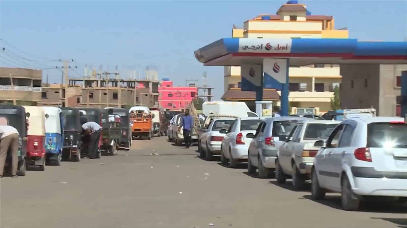 صفوف البنزين في السودان