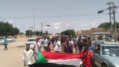 عشرات السودانيين يتظاهرون في الخرطوم