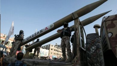 تمتلك حماس والجماعات الفلسطينية المسلحة الأخرى في غزة مجموعة متنوعة من الصواريخ