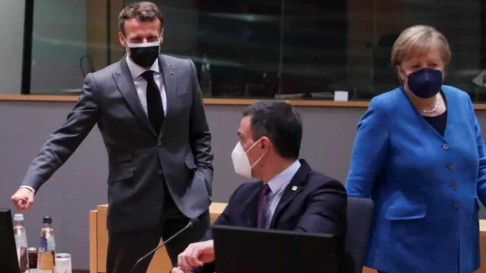 إيمانويل ماكرون إلى جانب أنغيلا ميركل وبيدرو سانشيز خلال اجتماع في بروكسل © رويترز