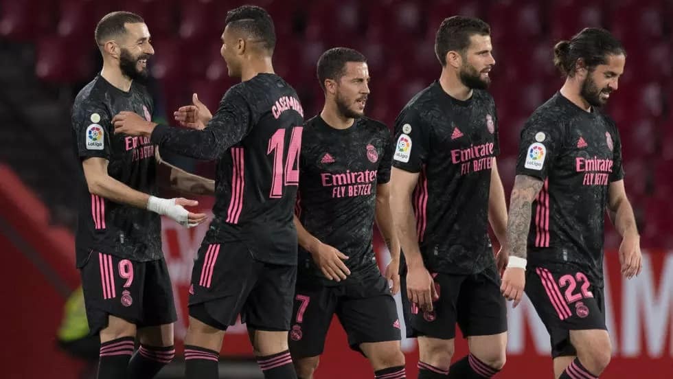 لاعبو ريال مدريد يحتفلون بالهدف الرابع في مرمى غرناطة في 13 ايار/مايو 2021 خورخي غيريرو ا ف ب
