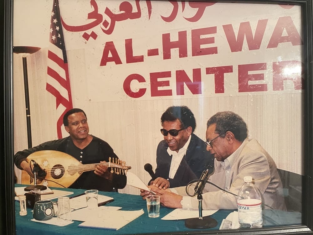 في الصورة المرحوم الطيب صالح على اليمين ودكتور الشوش في الوسط وشخصي على يسار الصورة في مركز الحوار الوطني الذي يملكه ويديره الأستاذ صبحي غندور ..