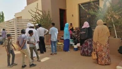 أسرة علي عثمان بعد طرها من منزل الشعب السوداني