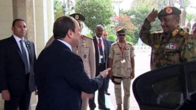 عبدالفتاح البرهان يلقي التحية للرئيس المصري عبدالفتاح السيسي